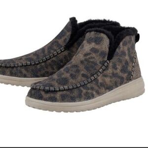HEY DUDE WOMEN'S DENNY LEO BEIGE ANKLE BOOTIES SIZE 9